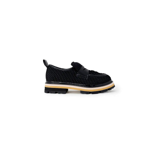 Schwarzer Damen-Slipper aus Leder von Ash mit gewebtem Loafer-Design, glänzendem Riemen und hellbrauner Zwischensohle.