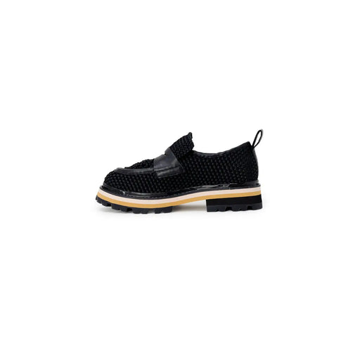 Schwarzer Damen-Slipper aus Leder von Ash mit schwarzem Flechtmuster, glänzendem Riemen und mehrlagiger Plateausohle.
