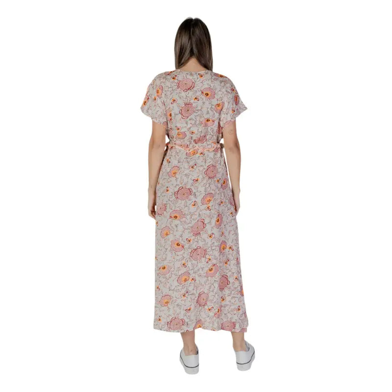 A flowing light pink floral maxi dress with short sleeves and matching belt made of 100% cotton by B.young