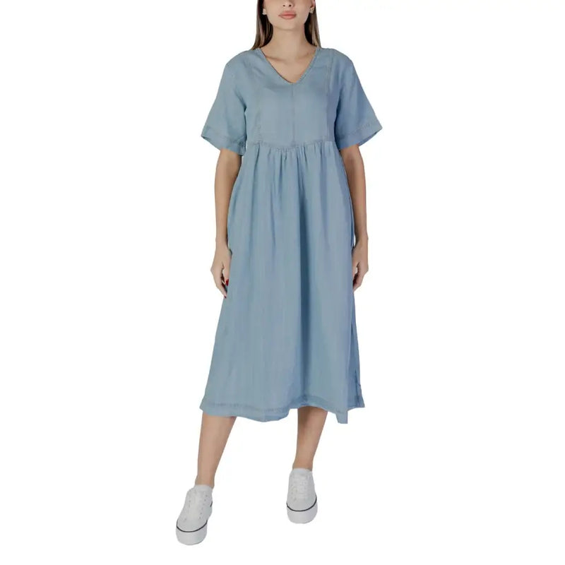 A soft light blue linen midi dress with v-neck and short sleeves by B.young women 100% cotton