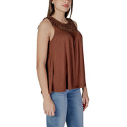 B.young ärmelloses Tanktop für Damen top aus brauner Viskose mit einem strukturierten, gehäkelten Rundhalsausschnitt