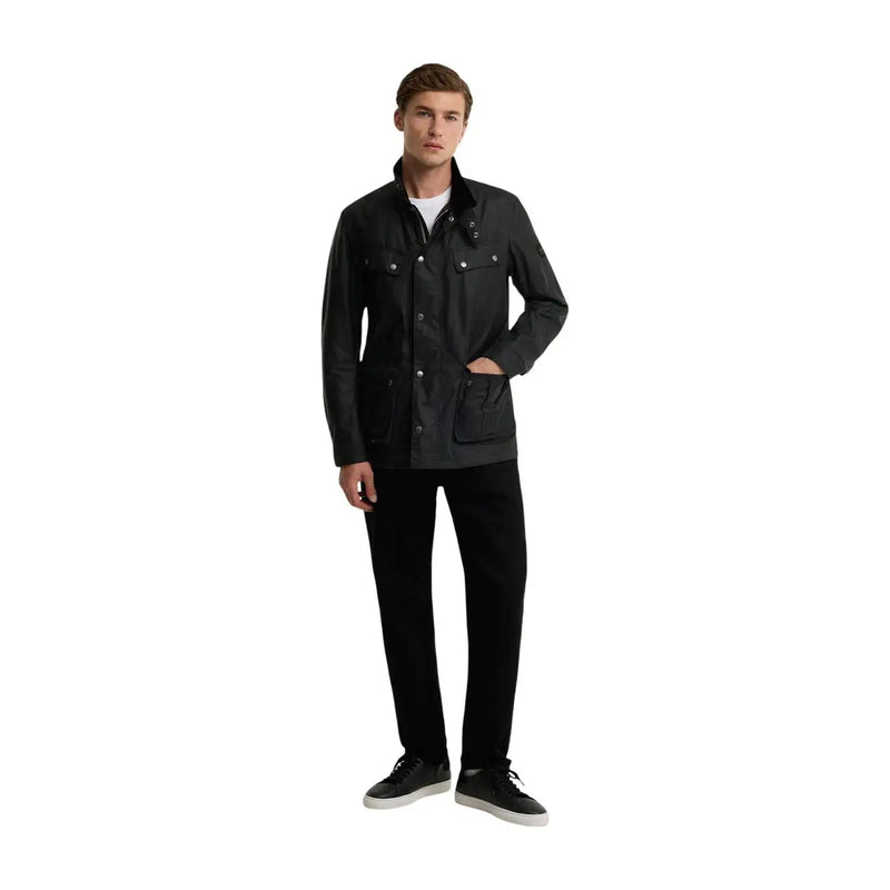 Schwarze, gewachste Baumwoll-Feldjacke mit silberfarbenen Knöpfen und Pattentaschen von Barbour International. Herren-Wachsjacke, grüne Baumwolle, Duke-Modell.