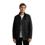 Schwarze, gewachste Baumwolljacke mit silberfarbenen Knöpfen und einem dezenten Logo-Patch am Ärmel von Barbour International