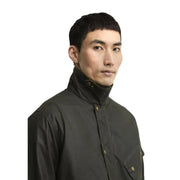 Dunkelolivgrüne Barbour International Herren-Wachsjacke aus Baumwolle mit Messingknöpfen und hohem Kragen