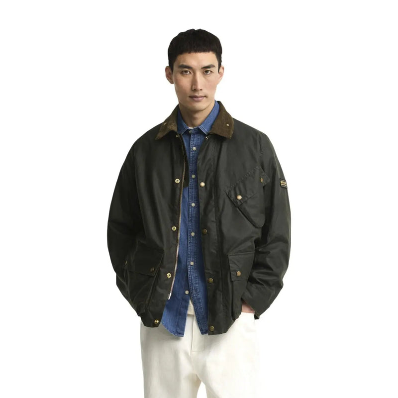 Grüne, gewachste Herrenjacke von Barbour International aus Baumwolle mit braunem Kragen und Messingknöpfen für den Außenbereich