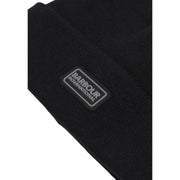 Barbour International Wollmütze für Herren in Schwarz mit rechteckigem Logoaufnäher, Vorderansicht