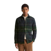 Dunkelgrünes und marineblaues kariertes Wollhemd mit zwei aufgesetzten Taschen, kombiniert mit einem grünen Wollblazer von Barbour für Herren.