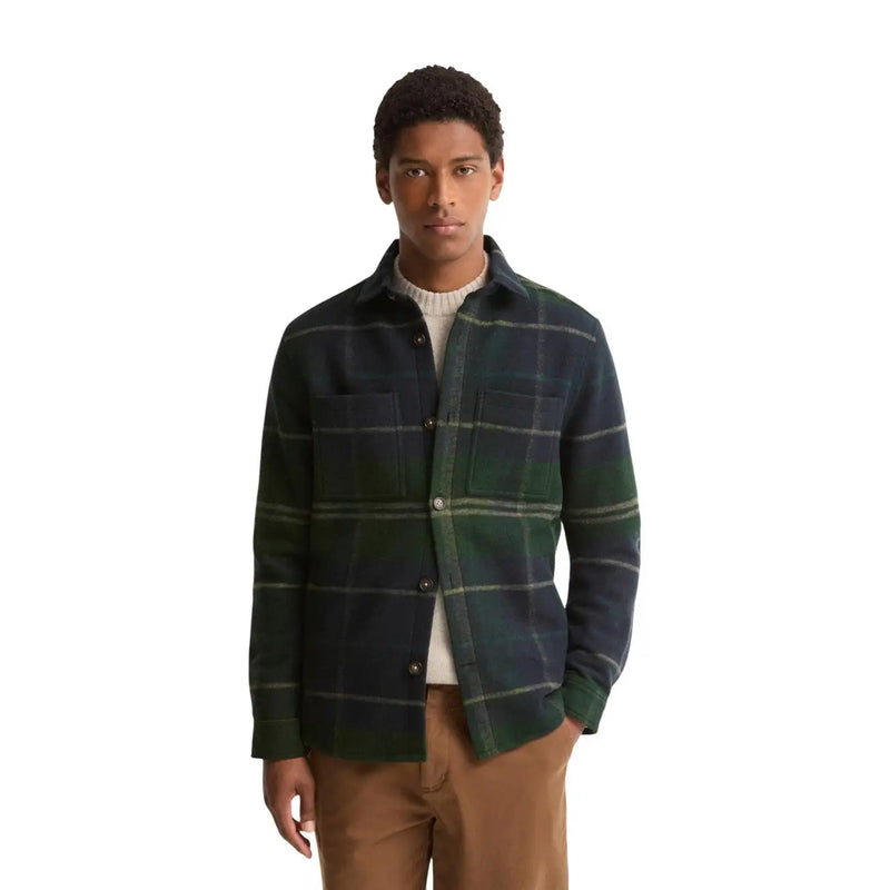 Dunkelgrünes und marineblaues kariertes Wollhemd mit zwei aufgesetzten Taschen, kombiniert mit einem grünen Wollblazer von Barbour für Herren.