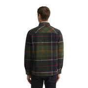Barbour Herrenblazer aus grünem Wollmischgewebe, tailliert, abgebildet mit einem dunkelgrün-schwarz karierten Flanellhemd mit roten Streifen.