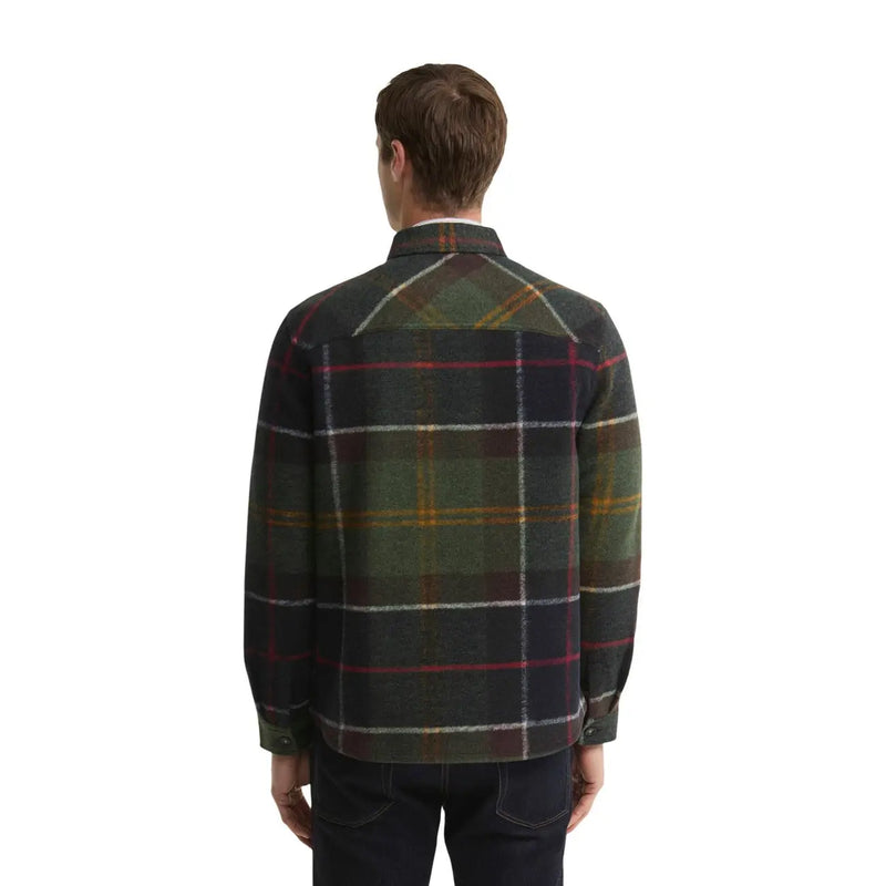 Barbour Herrenblazer aus grünem Wollmischgewebe, tailliert, abgebildet mit einem dunkelgrün-schwarz karierten Flanellhemd mit roten Streifen.