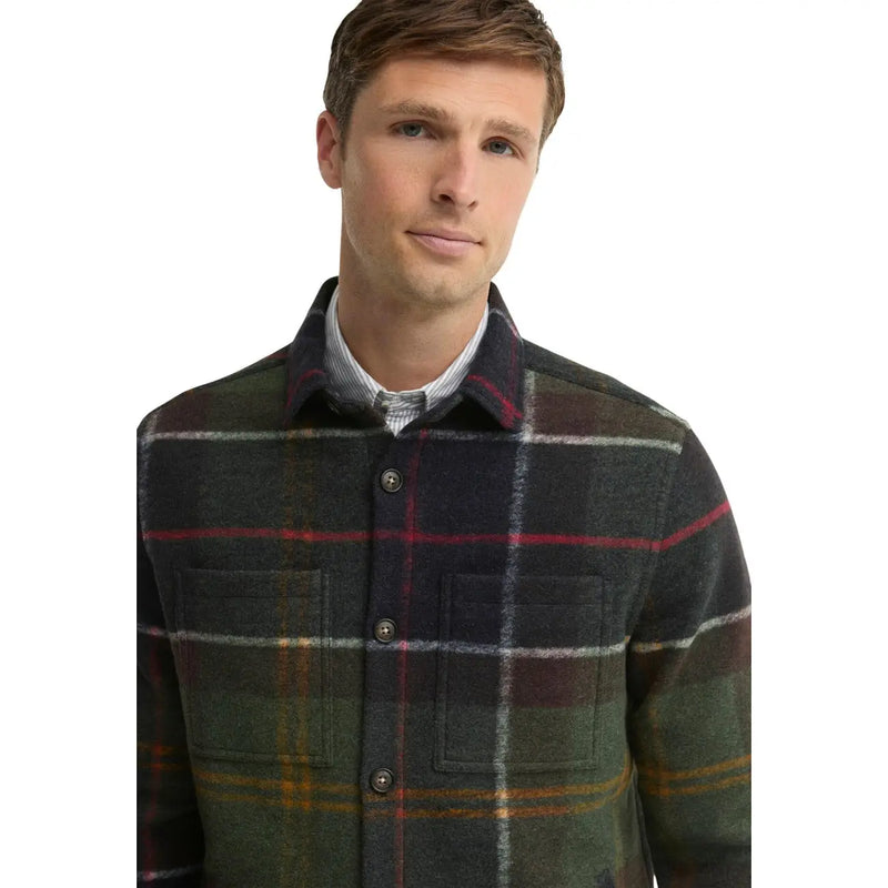 Barbour Herren-Blazer aus grünem Wollmischgewebe mit dunkelgrün-blau kariertem Wollhemd mit roten, weißen und gelben Akzenten