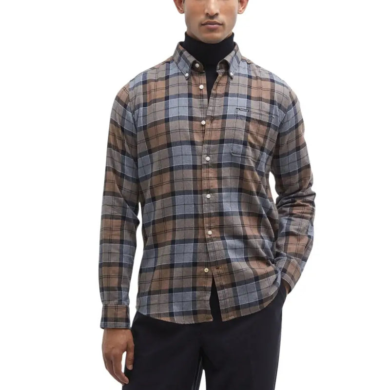 Barbour Herrenhemd, langärmelig, mit Knopfleiste, in dezentem braun-grau-schwarzem Karomuster, ideal für die Freizeit.