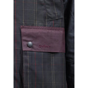 Barbour Herren-Wachsjacke aus braunem Baumwoll-Patchwork mit bordeauxroter Stoffklappe, silbernem Knopf und gesticktem Logo auf dunkelgrauem Karomuster