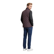 Barbour Steppjacke Lowerdale für Herren aus dunkelbraunem Steppstoff mit Rautenmuster, getragen über einem schwarzen Hemd, Vorderansicht