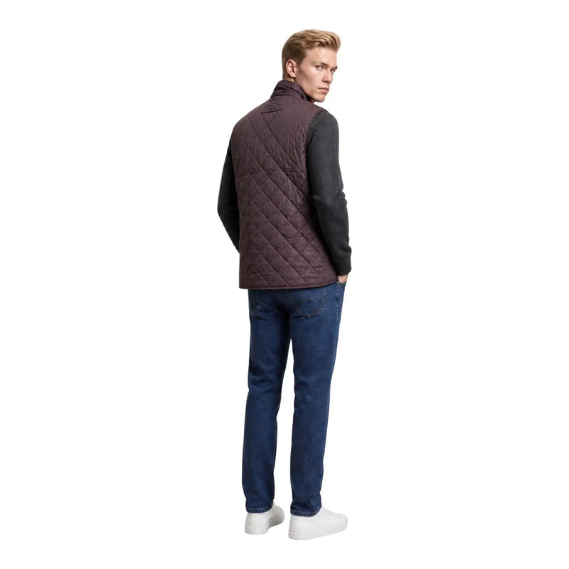 Barbour Steppjacke Lowerdale für Herren aus dunkelbraunem Steppstoff mit Rautenmuster, getragen über einem schwarzen Hemd, Vorderansicht