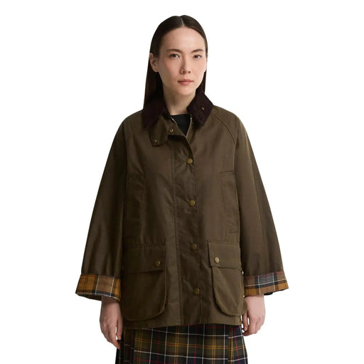 Olivgrüne, gewachste Baumwoll-Feldjacke mit dunkelbraunem Kragen und karierten Manschetten von Barbour, beigefarbener, gewachster Baumwollblazer Bedale für Damen