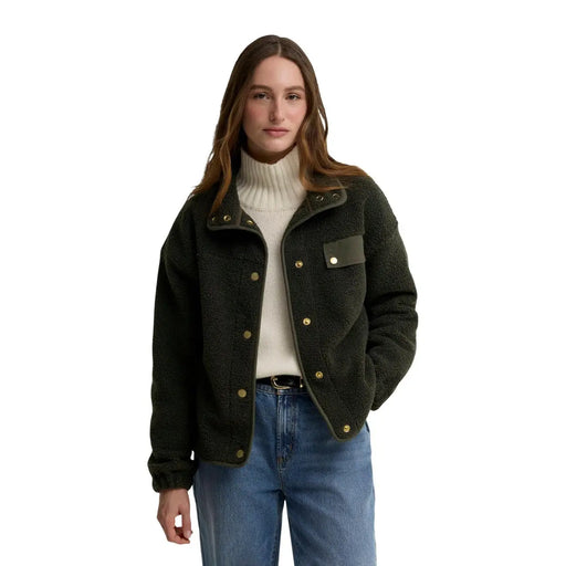 Grüner Barbour Damen-Fleeceblazer aus Polyester mit dunkelgrünem Shearling-Futter, goldfarbenen Knöpfen und passendem Lederapplikation auf der Brust.