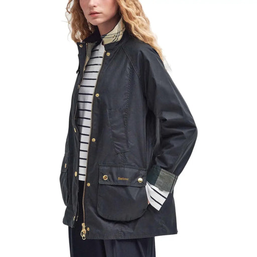 Dunkelblauer Barbour Damen-Wachsblazer mit goldfarbenen Knöpfen und gestreiften Manschettendetails aus braunem Baumwollmaterial