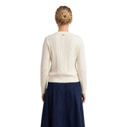 Cremefarbener Zopfstrickpullover aus Wolle und Baumwolle mit geripptem Saum und Bündchen aus der Barbour Damen-Kollektion „White Ashdown Jumper“.