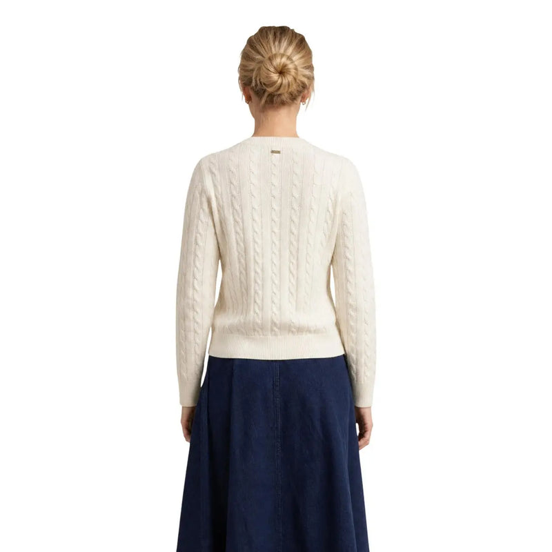 Cremefarbener Zopfstrickpullover aus Wolle und Baumwolle mit geripptem Saum und Bündchen aus der Barbour Damen-Kollektion „White Ashdown Jumper“.