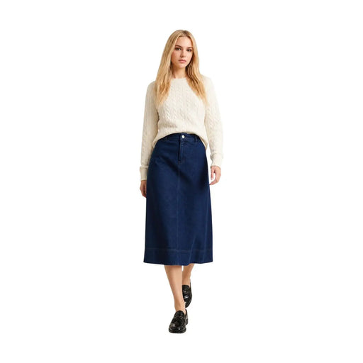 Marineblauer Jeans-Midirock mit geradem Schnitt und Knopfverschluss, abgebildet neben einem weißen Ashdown-Strickpullover aus Wolle und Baumwolle von Barbour für Damen.