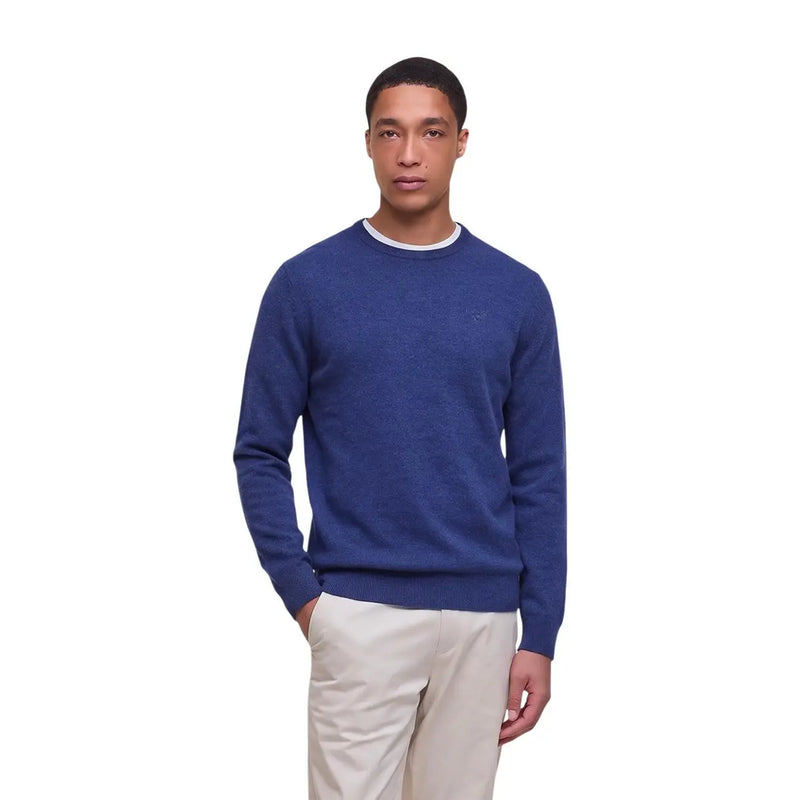 Barbour Wollpullover für Herren in Blau mit weißem Rippkragen und -bündchen, Vorderansicht