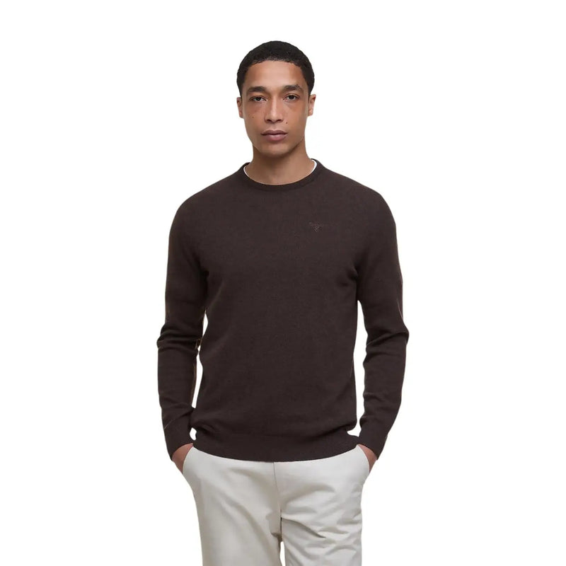 Barbour Wollpullover für Herren in Dunkelbraun mit gesticktem Logo auf der linken Brust, Vorderansicht