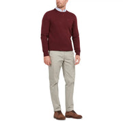 Barbour Wollpullover Tisbury für Herren in Bordeauxrot mit dezentem, gesticktem Logo auf der Brust (Vorderansicht)