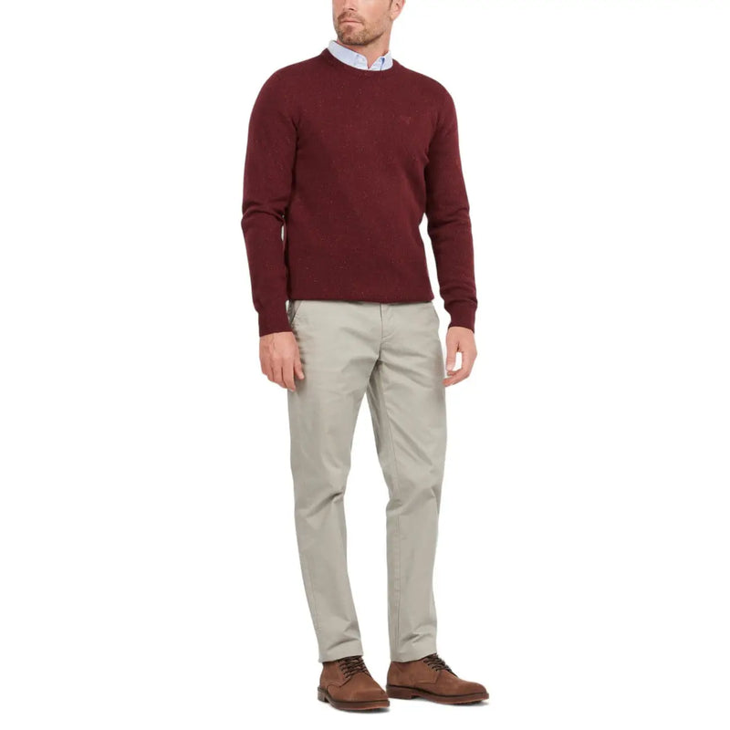 Barbour Wollpullover Tisbury für Herren in Bordeauxrot mit dezentem, gesticktem Logo auf der Brust (Vorderansicht)