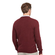 Barbour Wollpullover Tisbury für Herren in Bordeauxrot mit gerippten Bündchen und Saum, Vorderansicht