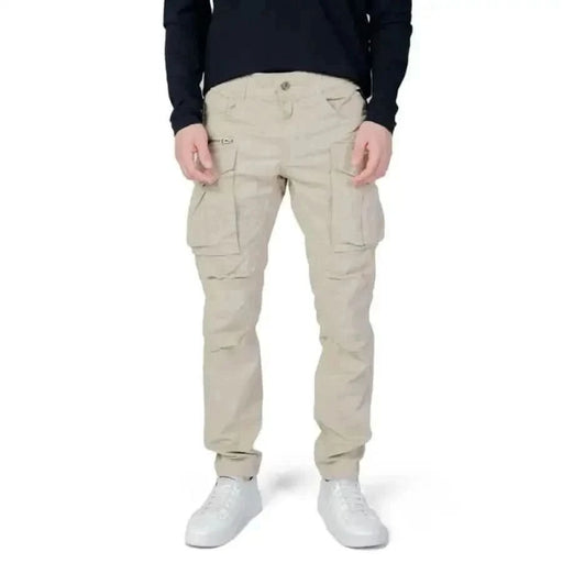 Beige Cargohosen mit mehreren Taschen, präsentiert von einer Person in Replay Men Jeans.