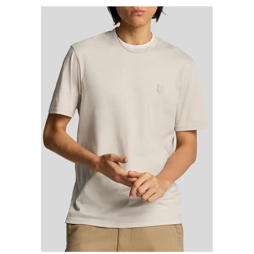 Beigefarbener Rundhalsausschnitt T-shirt abgebildet in einem braunen Kurzarm-T-Shirt mit weiß gestreiftem Kragen