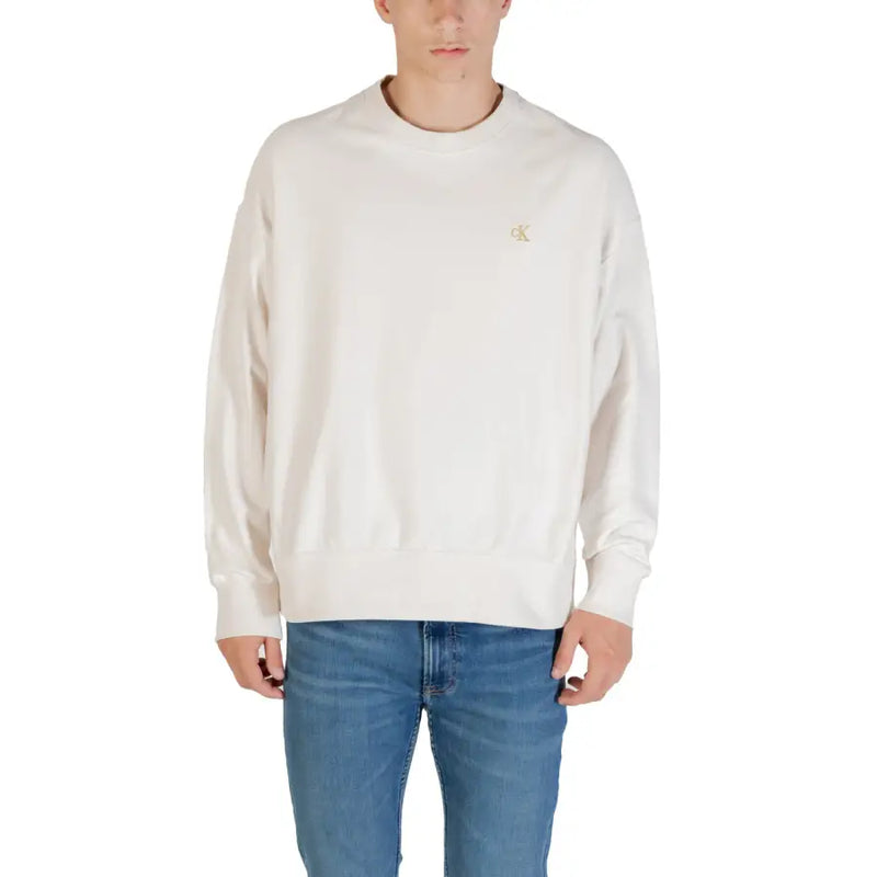 Beigefarbenes Sweatshirt mit Rundhalsausschnitt und dezentem, goldfarbenem Calvin Klein-Logo auf der Brust.