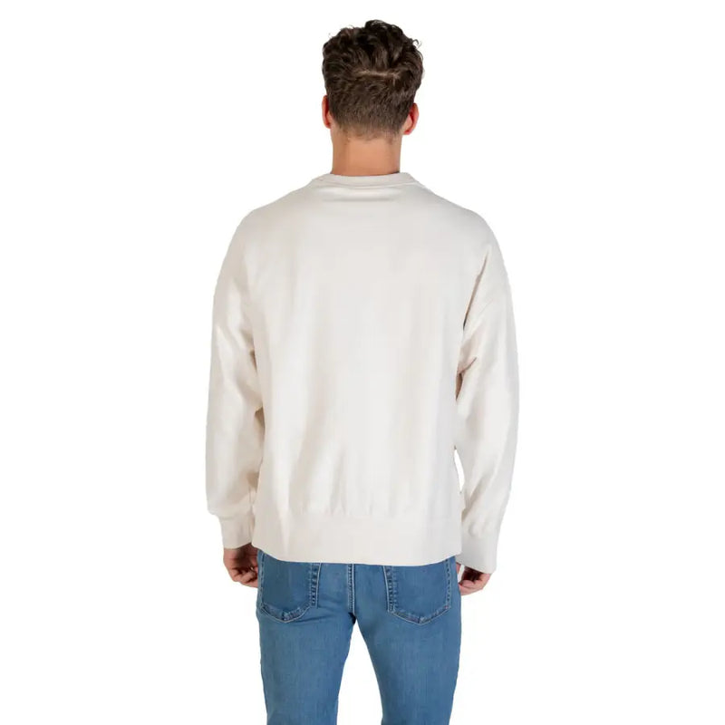 Beigefarbenes Sweatshirt mit Rundhalsausschnitt, langen Ärmeln und einer weichen, lockeren Passform – perfekt für die Freizeit.