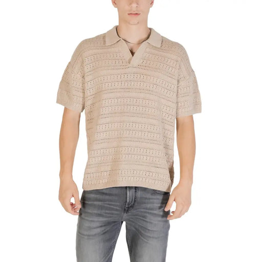 Beigefarbenes Strickpoloshirt, das in einem Produkt mit der Bezeichnung „Schwarzes Strickpoloshirt“ abgebildet ist.