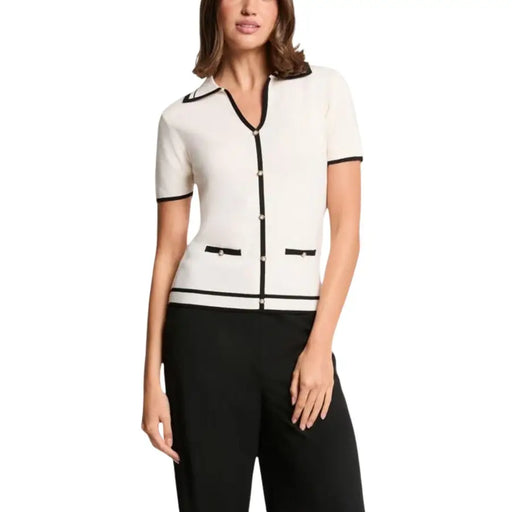 Beigefarbene, kurzärmelige Strickjacke mit V-Ausschnitt, aufgesetzten Taschen und schwarzem Besatz