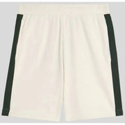 Beige Shorts mit dunkelgrünen Seitenstreifen, die an einem Model präsentiert werden