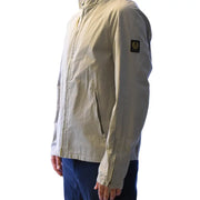 Belstaff Herrenblazer, graue Baumwolljacke mit Reißverschluss und Rollkragen, beigefarbenem Strukturstoff und schwarzem, gesticktem Ärmellogo.