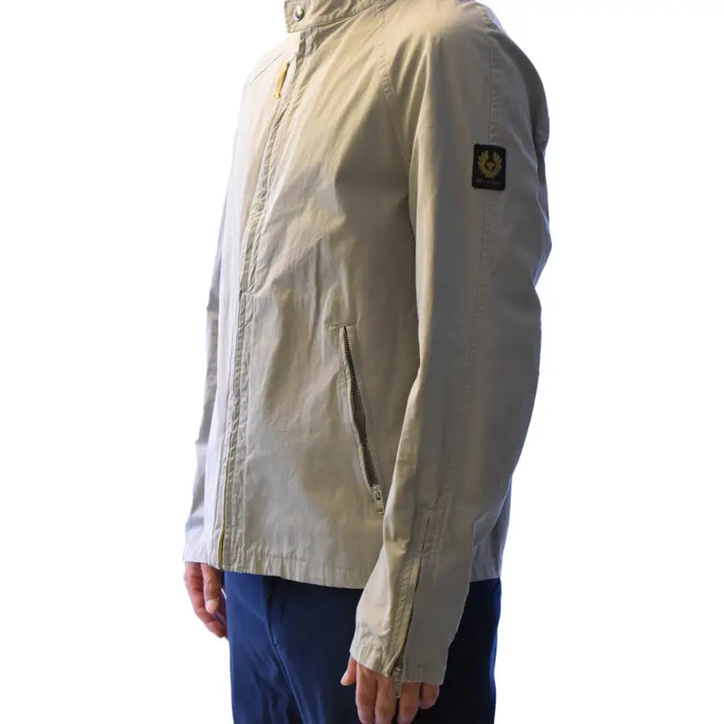 Belstaff Herrenblazer, graue Baumwolljacke mit Reißverschluss und Rollkragen, beigefarbenem Strukturstoff und schwarzem, gesticktem Ärmellogo.