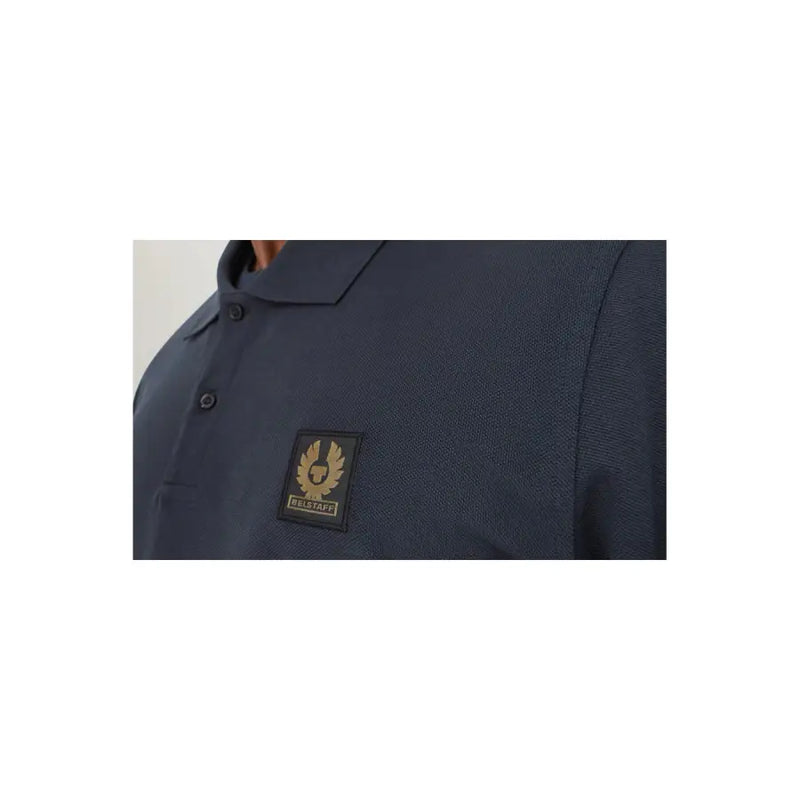 Marineblaues, strukturiertes Langarm-Poloshirt aus Baumwolle mit schwarzem und goldenem Belstaff-Logoaufnäher auf der Brust B 44827