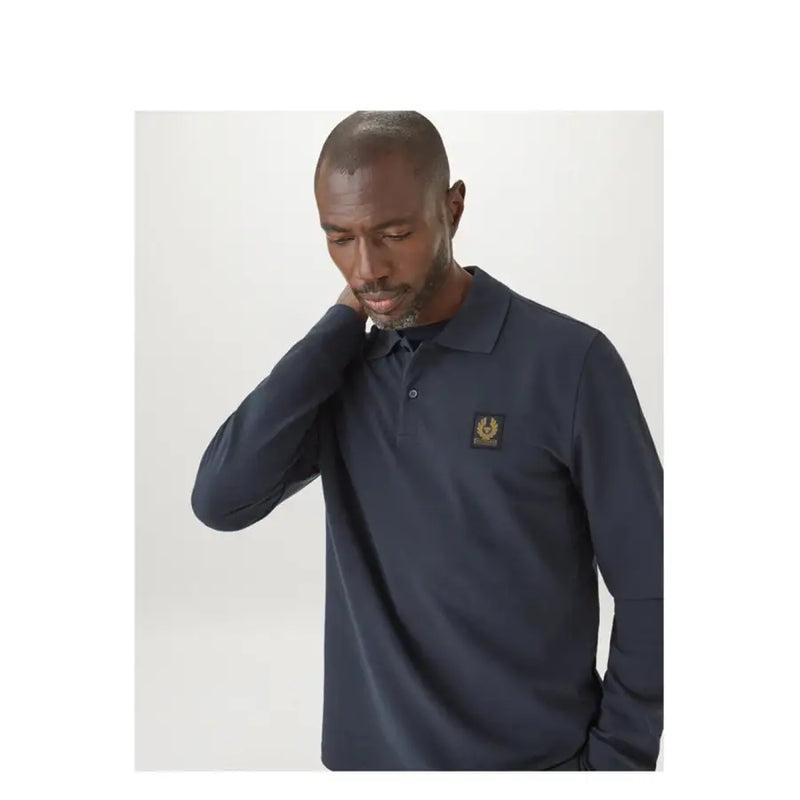 Marineblaues Belstaff Herren-Poloshirt aus Baumwolle mit langen Ärmeln und goldfarbenem, gesticktem Logo-Patch auf der Brust