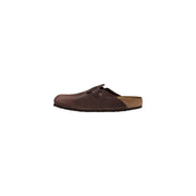 Birkenstock Herren-Boston-Sandalen aus braunem Leder mit Korkfußbett und schwarzer Gummisohle, von der Rückseite gesehen