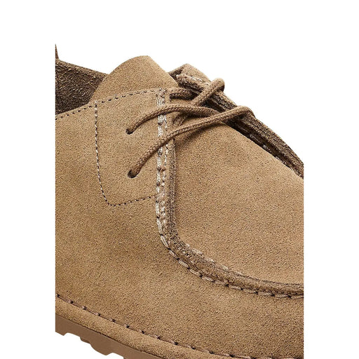 Birkenstock Herren-Mokassin aus beigefarbenem Wildleder mit hellbrauner Schnürung und sichtbaren Ziernähten
