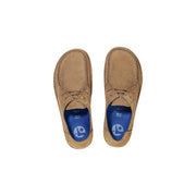 Birkenstock Herren-Mokassins aus beigefarbenem Wildleder mit hellbraunem Schlupfdesign, passenden Schnürsenkeln und blauer Innensohle mit Markenlogo