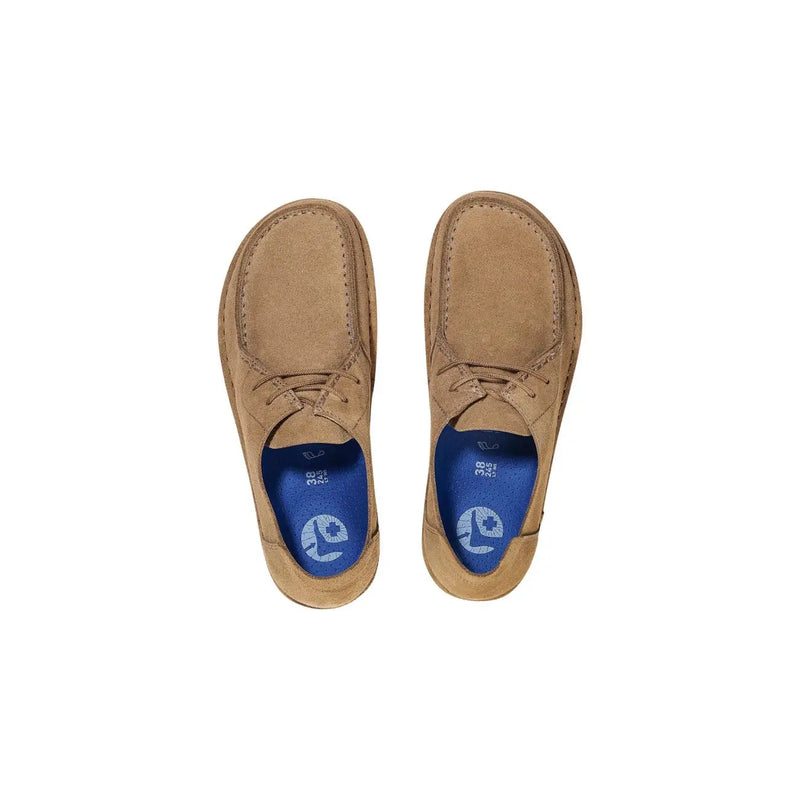 Birkenstock Herren-Mokassins aus beigefarbenem Wildleder mit hellbraunem Schlupfdesign, passenden Schnürsenkeln und blauer Innensohle mit Markenlogo
