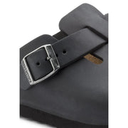 Birkenstock Damen-Clogs aus schwarzem Leder im Boston-Stil mit silberfarbener Schnalle – ein Beweis für hochwertiges Material und Design.