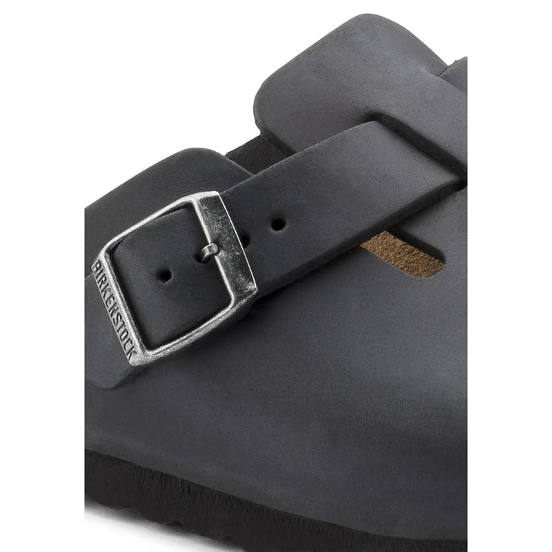 Birkenstock Damen-Clogs aus schwarzem Leder im Boston-Stil mit silberfarbener Schnalle – ein Beweis für hochwertiges Material und Design.