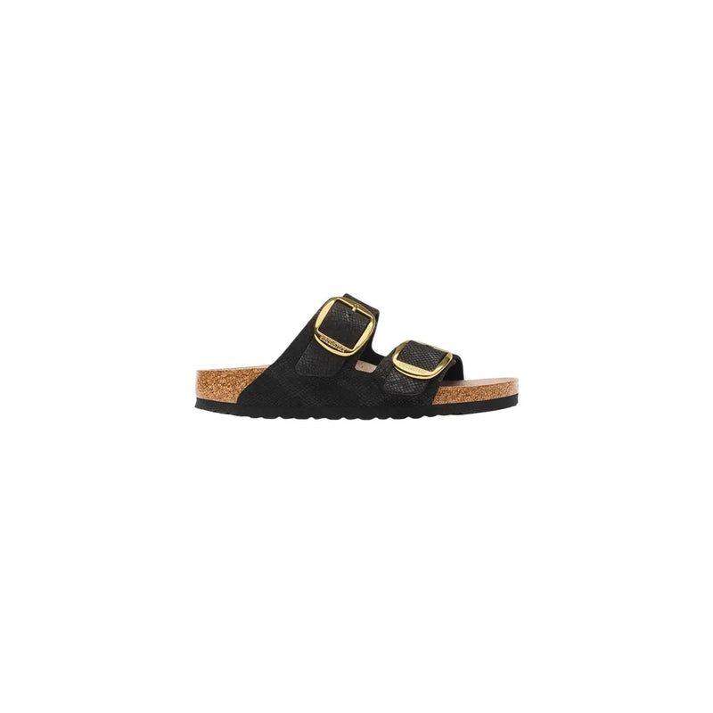 Birkenstock Damen-Sandalen Arizona aus schwarzem Kunstleder mit goldfarbenen Schnallenriemen und Korkfußbett, von hinten gesehen.