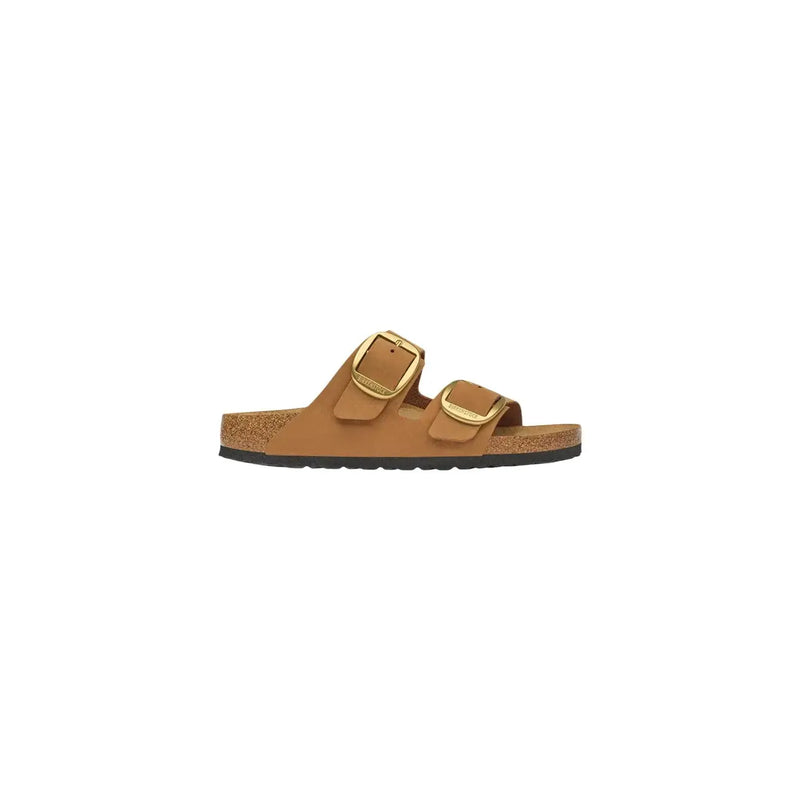 Birkenstock Damen-Sandalen Arizona aus hellbraunem Leder mit goldfarbenen Schnallenriemen und Korkfußbett.