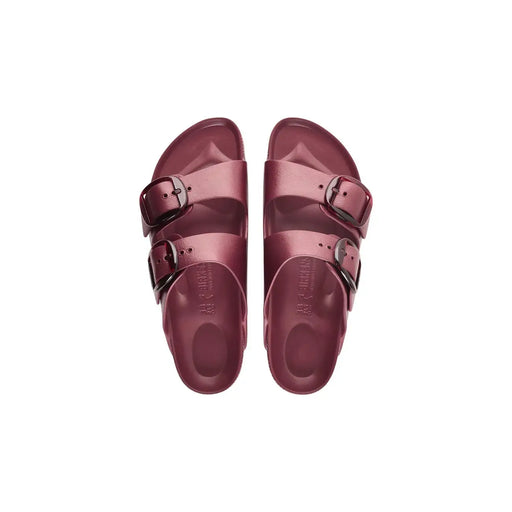 Ein Paar metallisch-bordeauxrote Birkenstock-Damensandalen „Arizona“ mit zwei verstellbaren Riemen und silbernen Schnallen aus EVA-Gummi.